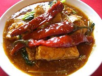 塩漬け唐辛子と揚げ豆腐の煮込み（唐）